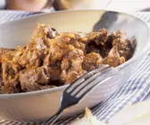 Saftiges Gulasch mit Zwiebeln