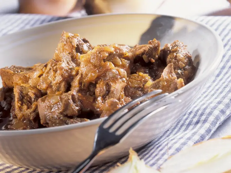 Saftiges Gulasch mit Zwiebeln