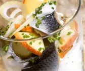 Heringssalat mit Äpfeln, Zwiebeln und Joghurtvinaigrette