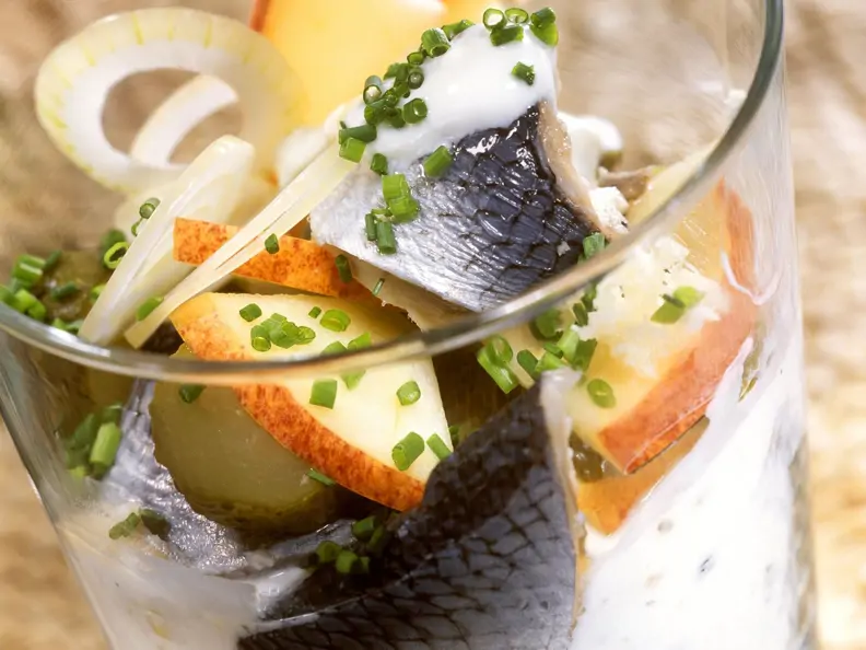 Heringssalat mit Äpfeln, Zwiebeln und Joghurtvinaigrette