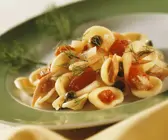Nudeln und Thunfisch-Kapern-Sauce mit Fenchel und Tomaten