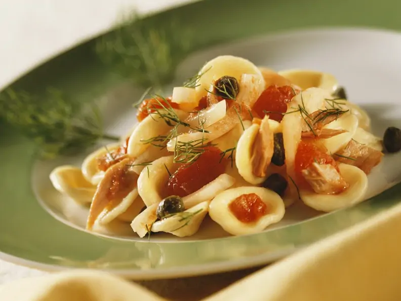 Nudeln und Thunfisch-Kapern-Sauce mit Fenchel und Tomaten