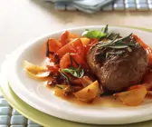 Lamm-Rosmarin-Steak auf Tomatengemüse