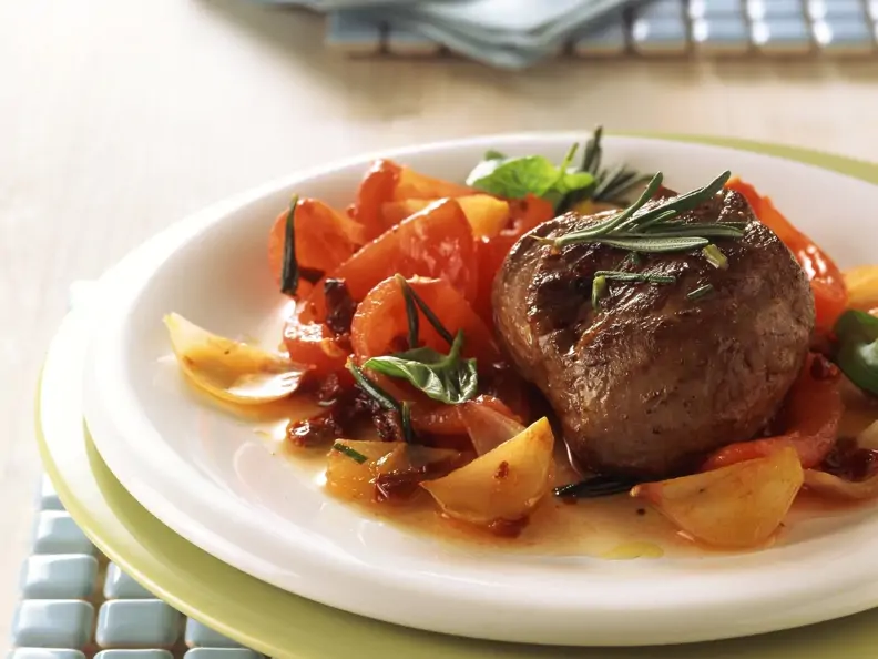 Lamm-Rosmarin-Steak auf Tomatengemüse