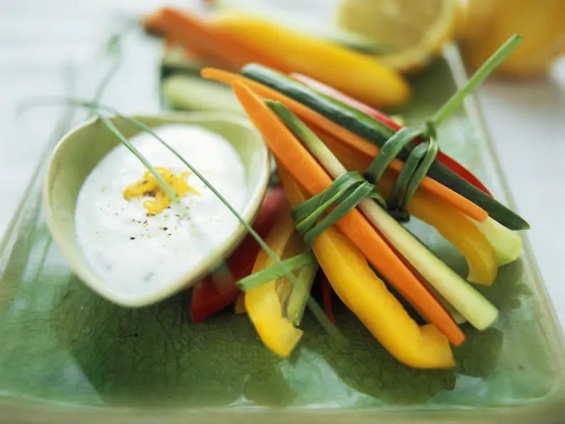 Gemüsesticks mit Oliven-Zitronen-Creme
