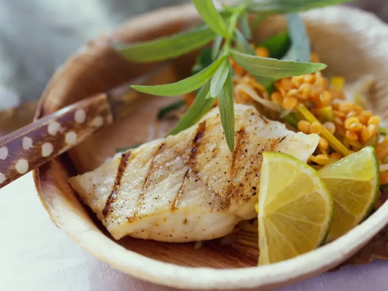 Rotes-Linsen-Gemüse mit gegrilltem Catfish