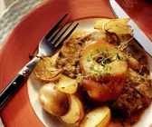 Fleisch in Kräuterpanade mit Äpfeln, Kartoffeln und Zwiebeln