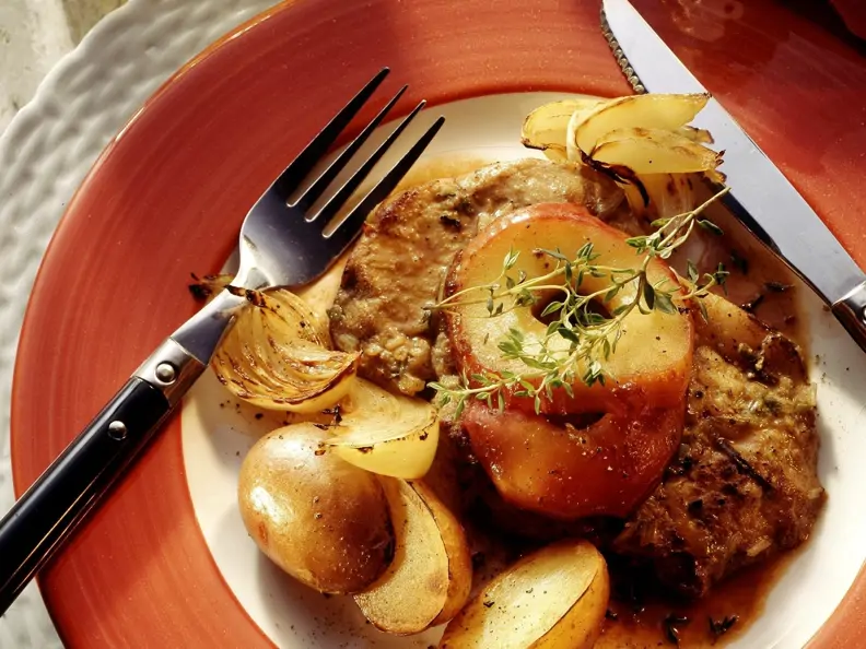 Fleisch in Kräuterpanade mit Äpfeln, Kartoffeln und Zwiebeln