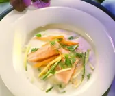 Buttermilchsuppe mit Lachsforelle und Gemüsejulienne