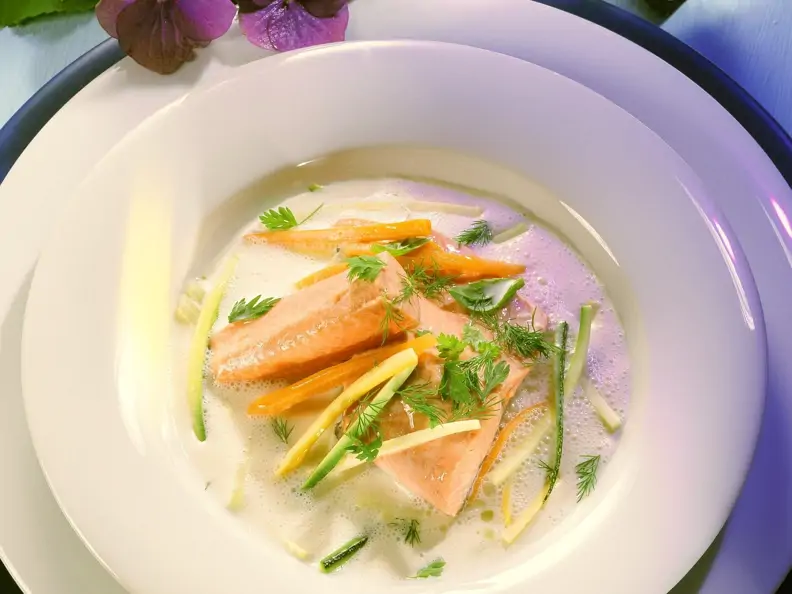 Buttermilchsuppe mit Lachsforelle und Gemüsejulienne