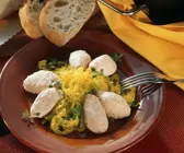 Spitzkohl mit Safransoße dazu cremige Lachsklößchen