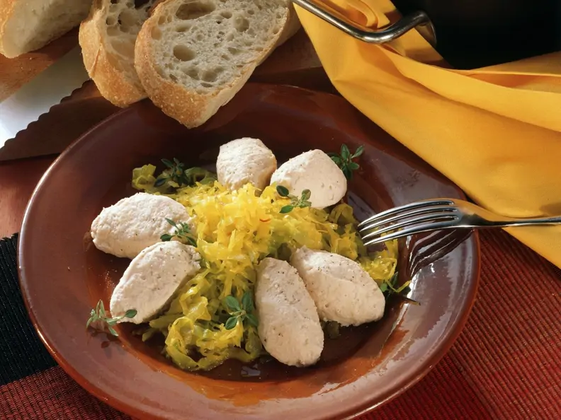 Spitzkohl mit Safransoße dazu cremige Lachsklößchen