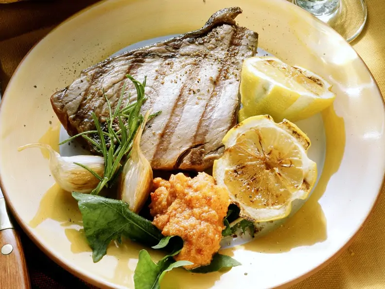 Steak vom Thunfisch mit pikantem Dip