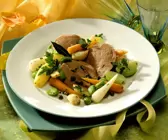 Rinderbrust mit frühlingshaftem Gemüse