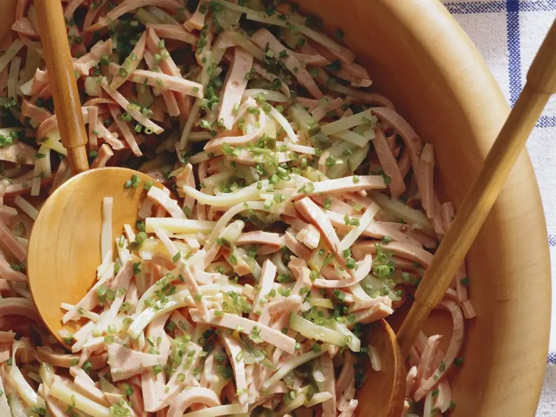 Wurstsalat auf Badische Art mit Käse und Gurke