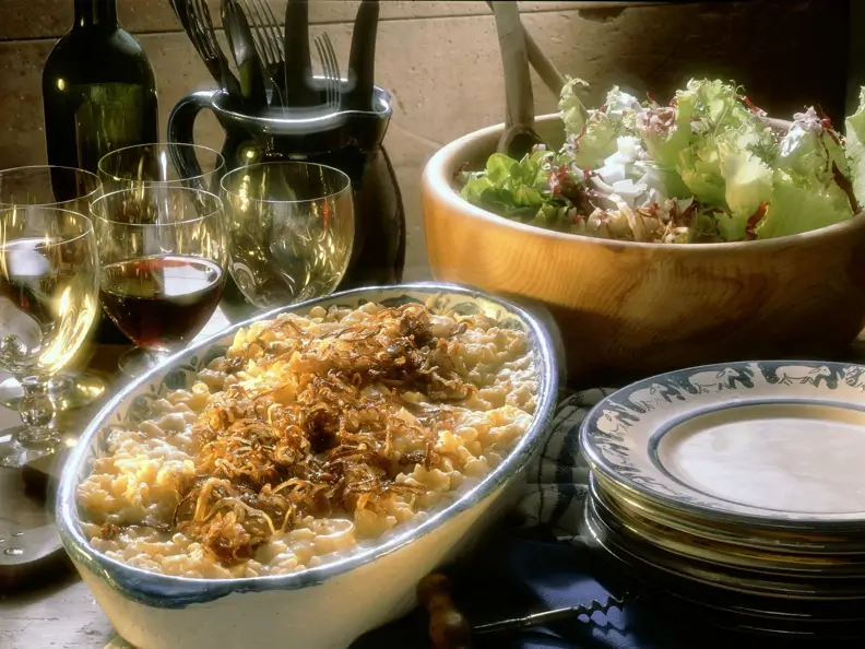 Käsespätzle mit Röstzwiebeln und Salat