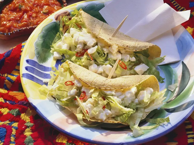 Tacos mit Mozzarella gefüllt