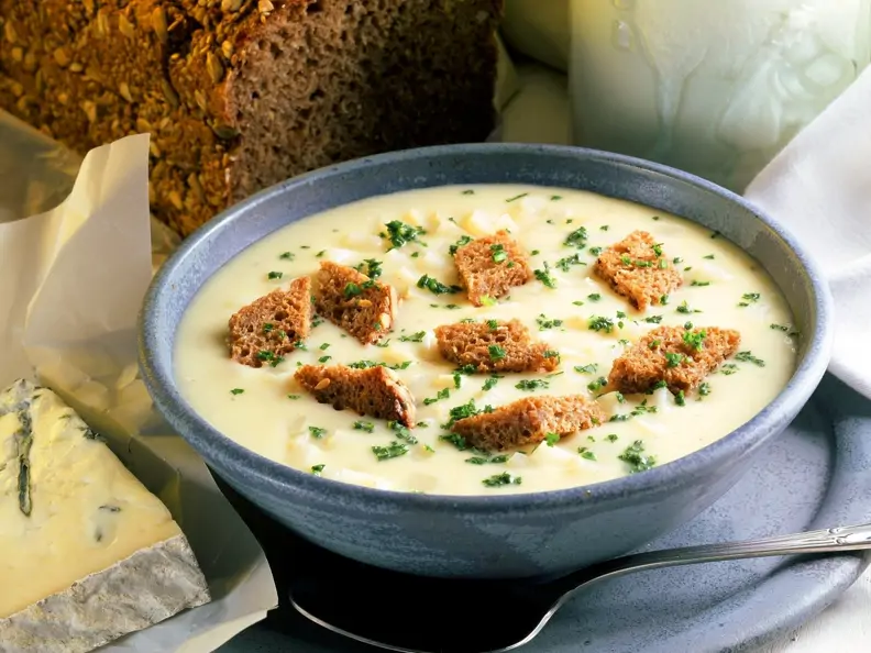 Kohlrabi-Blauschimmelkäse-Suppe