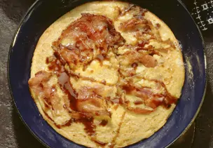 Pfannkuchen aus Buchweizenmehl mit Speck