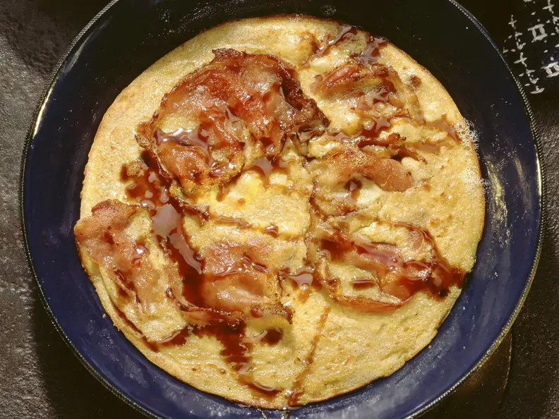 Pfannkuchen aus Buchweizenmehl mit Speck