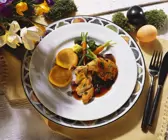 Junges Hühnchen mit Grießplätzchen