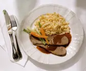 Sauerbraten mit Gemüsebeilage und Spätzle
