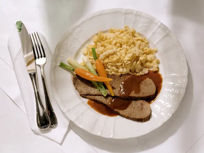 Sauerbraten mit Gemüsebeilage und Spätzle