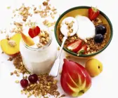 Müsli mit Naturjoghurt und frischen Früchten