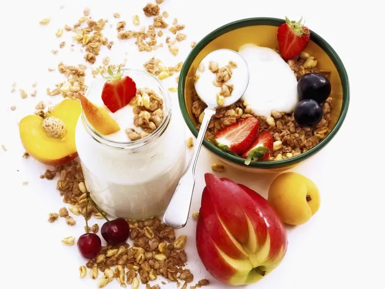 Müsli mit Naturjoghurt und frischen Früchten