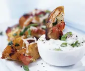 Würzige Kartoffelspalten mit Sauerrahmdip