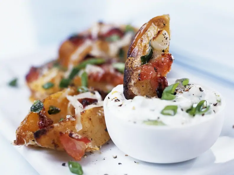 Würzige Kartoffelspalten mit Sauerrahmdip
