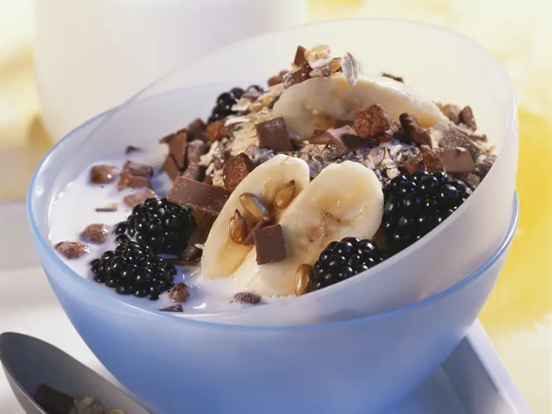 Schokomüsli mit Brombeeren und Bananen