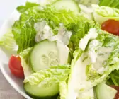 Romanasalat mit Tomaten, Gurken und Joghurtdressing
