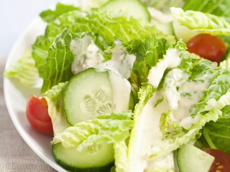 Romanasalat mit Tomaten, Gurken und Joghurtdressing