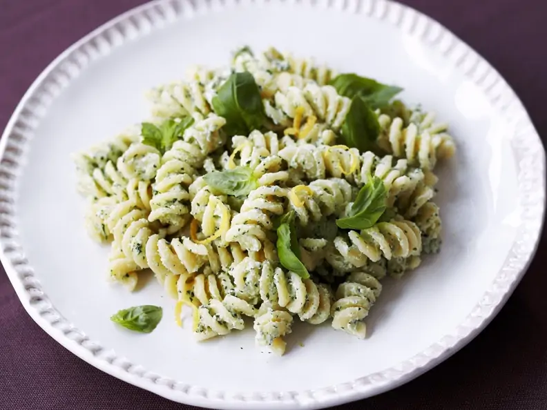 Fusilli mit Ricotta-Basilikum-Pesto