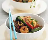 Asiatische Nudelpfanne mit Garnelen, Gemüse und Sesam