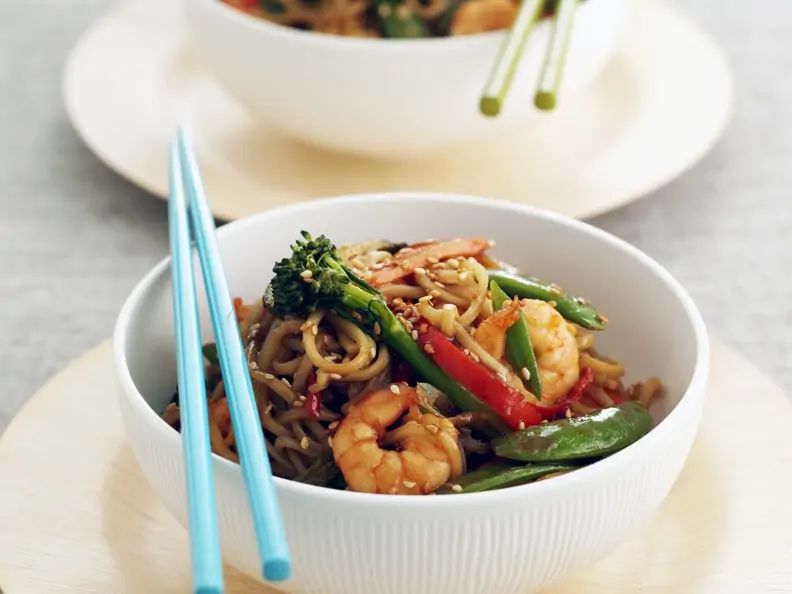 Asiatische Nudelpfanne mit Garnelen, Gemüse und Sesam