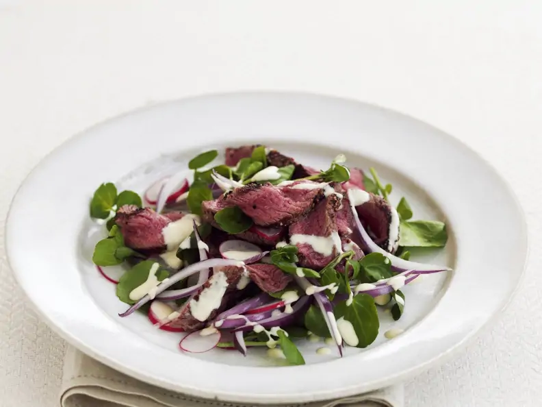 Roastbeef-Salat mit Sauerrahm-Dressing