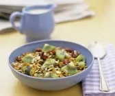 Müsli mit Trockenfrüchten und Kiwi