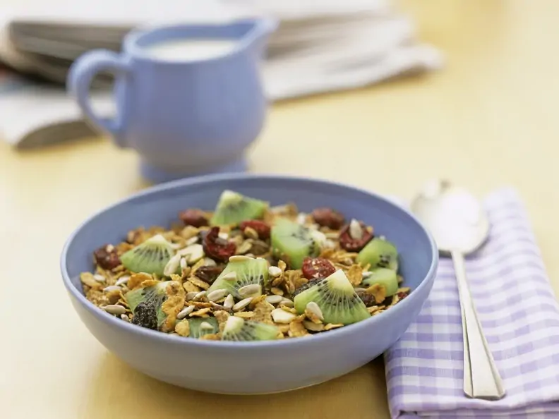 Müsli mit Trockenfrüchten und Kiwi