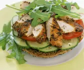 Vollkornbrötchen mit Hähnchenbrustfilet und Rucola