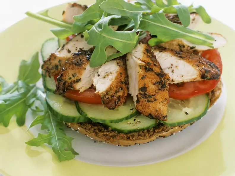 Vollkornbrötchen mit Hähnchenbrustfilet und Rucola