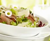 Gemischter Blattsalat mit Schinken und Parmesan