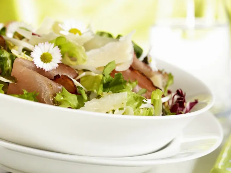 Gemischter Blattsalat mit Schinken und Parmesan
