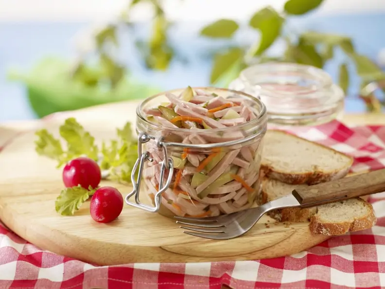 Wurstsalat mit Essiggurken