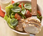 Gebratene Hähnchenbrust mit Salat