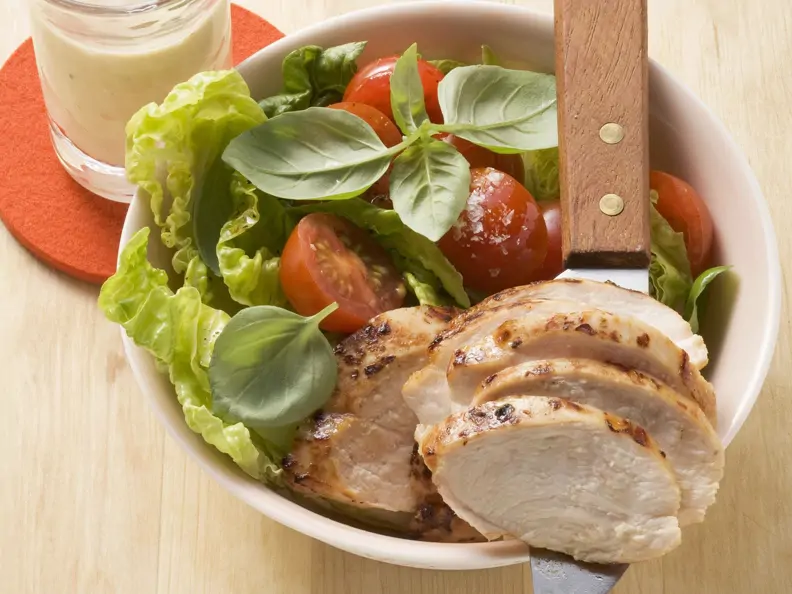 Gebratene Hähnchenbrust mit Salat