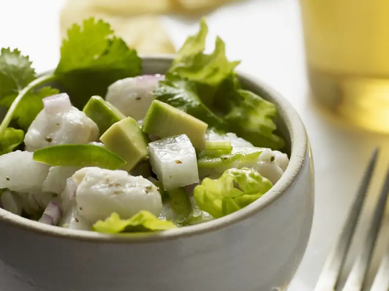 Roher Fischsalat mit Avocado