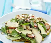 Hähnchen-Spinat-Salat auf gegrillten Kürbisscheiben