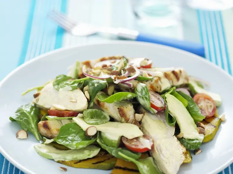 Hähnchen-Spinat-Salat auf gegrillten Kürbisscheiben